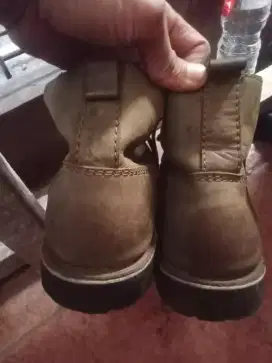 Sepatu dookmar size40 dijual karna jarang di pakai