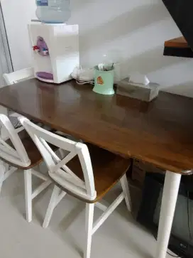Dijual Meja Makan Ex Informa masih Muluss