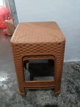 Kursi Plastik Coklat