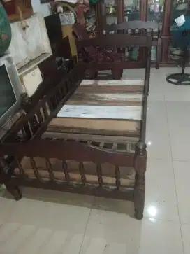Tempat tidur 3 kaki kayu berat
