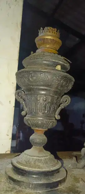 Lampu minyak antik