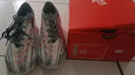 Sepatu bola specs