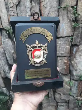 Antik Plakat kenang kenangan dari rektor Unhan cocok diatas meja kerja