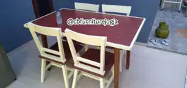MEJA MAKAN KELUARGA KEKINIAN