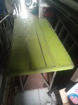 Meja lipat  rangka besi