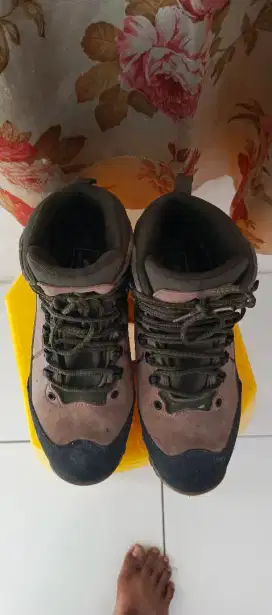 Sepatu gunung eiger original
