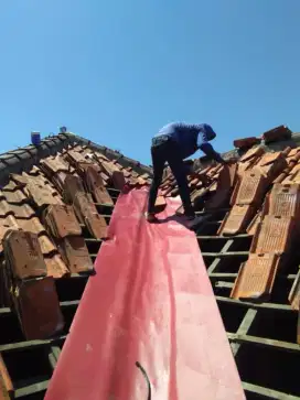 Tukang bangunan cat dinding dan atap bocor