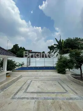 291. Dijual Rumah Mewah di Jagakarsa Jakarta Selatan ada kolam renang
