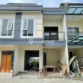 JUAL RUMAH KOMP ROYAL AMARYLLIS DAERAH ASRAMA DEKAT PLAZA MANHATTAN
