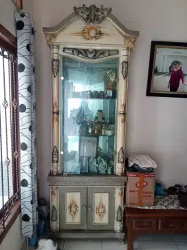 Lemari pajangan