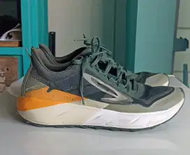 Sepatu running 910 geist ekiden size 43