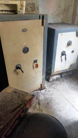 Dijual 5 biji Brankas dan Lemari Kaca.