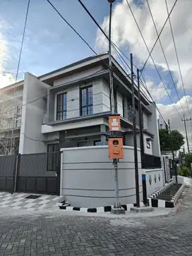 Rumah Modern Kontemporer di Jln Utama Klampis Anom
