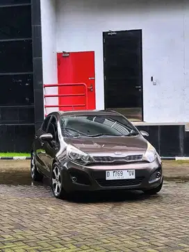 DP 19JT // KIA RIO SE 1.4 MT 2012 ISTIMEWA
