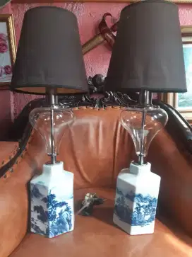 Sepasang lampu meja