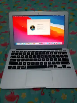 Macbook air 11 inc Mid 2013 intel core i5 Ram 4 SSD 256 gb