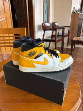 Nike Air Jordan 1 Mid University Gold