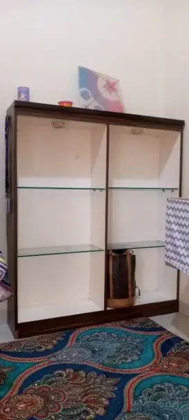 Lemari pajangan / lemari tas