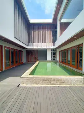 Dijual rumah mewah dengan lift dan kolam renang di Pondok Indah