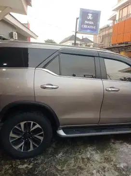Kaca film mobil dan gedung