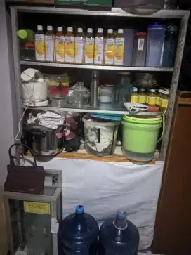 Etalase tinggi bekas konter