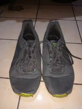 Sepatu running/lari merek Reebok ukuran 41/42