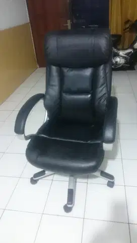 1 kursi direktur , 2 kursi tamu depan meja direktur ( visitor chair )