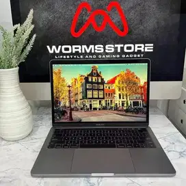 MacBook Pro 13 inch 2017 Four Thunderbolt 3 Ports CTO ram 16gb