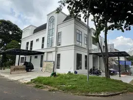 Rumah baru posisi hoek di Alam Sutera ada swimming pool