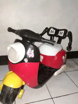 Motor aki scoppy anak mickey mouse