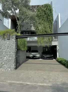 Rumah mewah kolam renang siap huni Bankarsari Solo