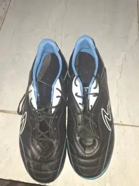 Jual sepatu futsal merek specs