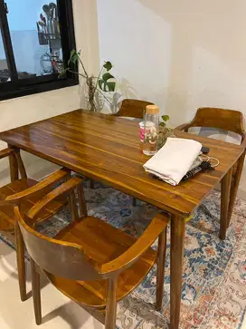MEJA MAKAN SET ( MEJA DAN 4 KURSI)