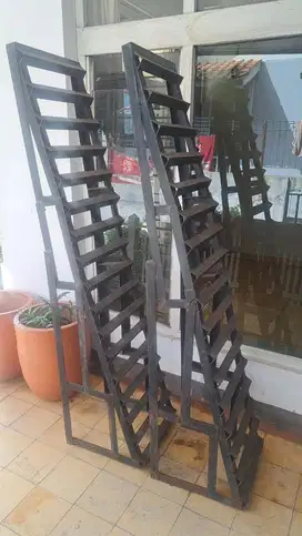 Sepasang Tangga Besi Untuk Menaikkan Mobil