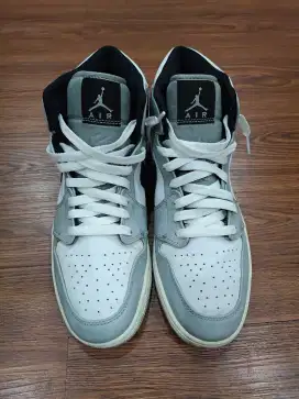 Air Jordan 1 Mid Light Smoke Grey