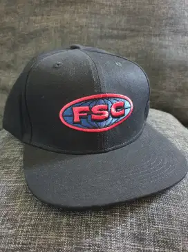 Topi snapback black