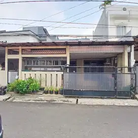 Dijual Rumah Di Meruya  Ilir 2 lt  8 x 15 m2 ada 5 kt 3 km, carport