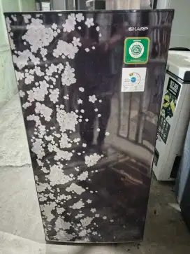Kulkas 1 pintu sharp kondisi normal dingin beku