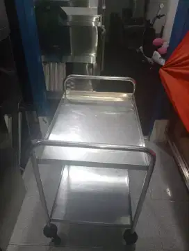 Troli pengantar makanan