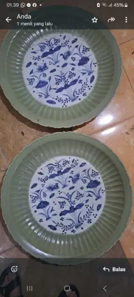 Piring seladon biru putih