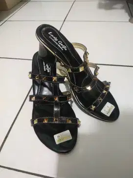 Sandal wanita hils