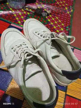 Menjual sepatu bekas
