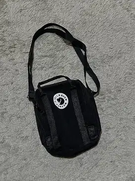 CROSSBODY BAG HITAM