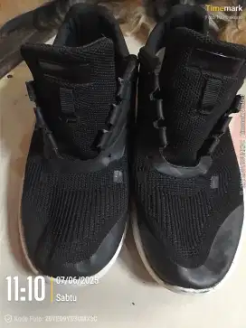 Jual cepat sepatu warna hitam ukuran 42