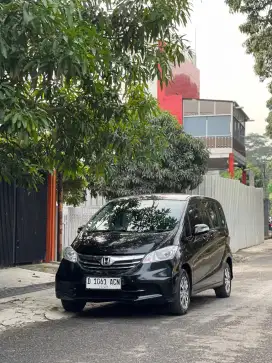 SUPER LOW KM!! FREED 2014 AC DOUBLE