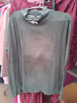 Kaos bludru polos warna hijau botol