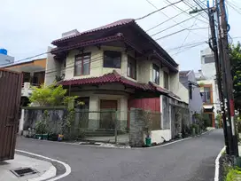 Rumah Hoek 2 Lantai di Cideng Gambir, Hanya 8 Menit ke Tol Tomang