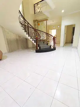 Rumah Klasik BARU RENOV Bagus 4 Kamar Bisa Sewa