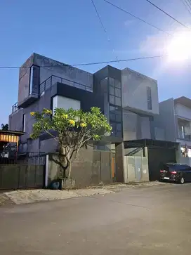 Rumah Modern  3 Lt ada Kolam Renang di  Medoho Gajah Gayamsari Smg Tim