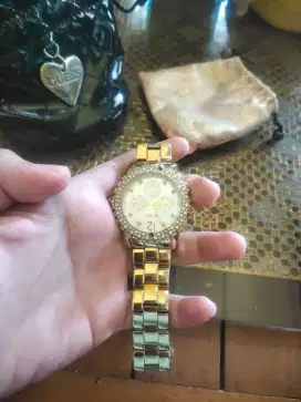 Jam tangan guess wanita emas limited